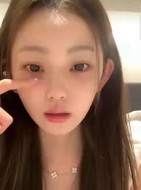 懒懒杀回日本去宣示主权，王思聪却在香港陪女伴吃饭，懒懒扑了空。懒懒哭了，