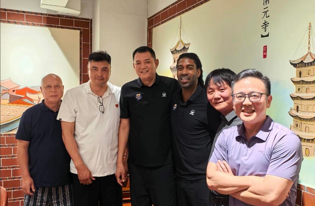 梅奥、巩晓彬、刘玉栋同桌吃饭，这桌“神仙局”背后藏着一件事！梅奥、巩晓彬、刘玉栋坐一块儿吃饭了。照片