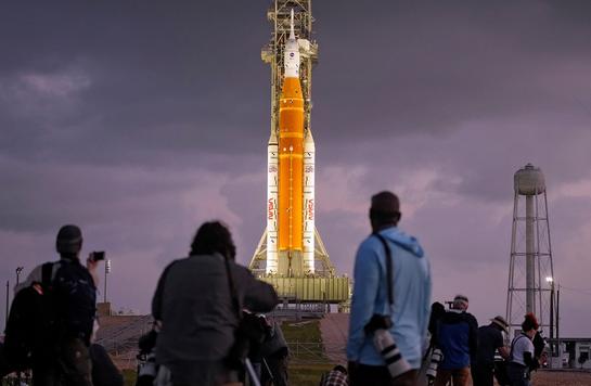 NASA发射高风险载人探月火箭激发民众兴趣四名宇航员开始了一次高风险的绕月飞