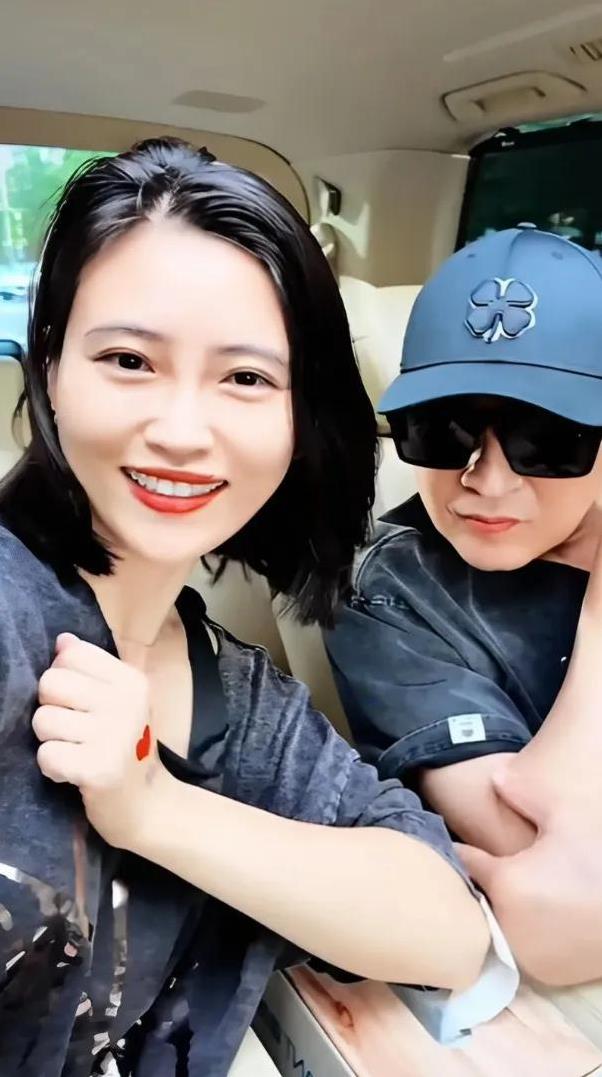 马景涛小26岁的女友吴女士近日在直播中回应了外界对他们年龄差的质疑。她大方表示，