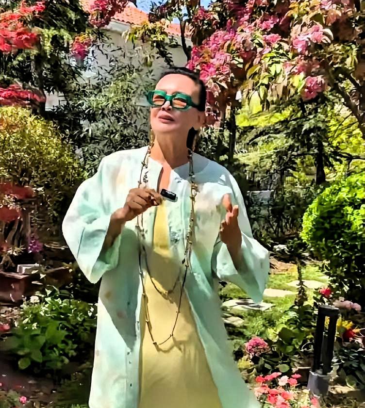 张兰直播时突然提起前夫。弹幕瞬间安静了。她说：“等汪大爷80岁，人家不要