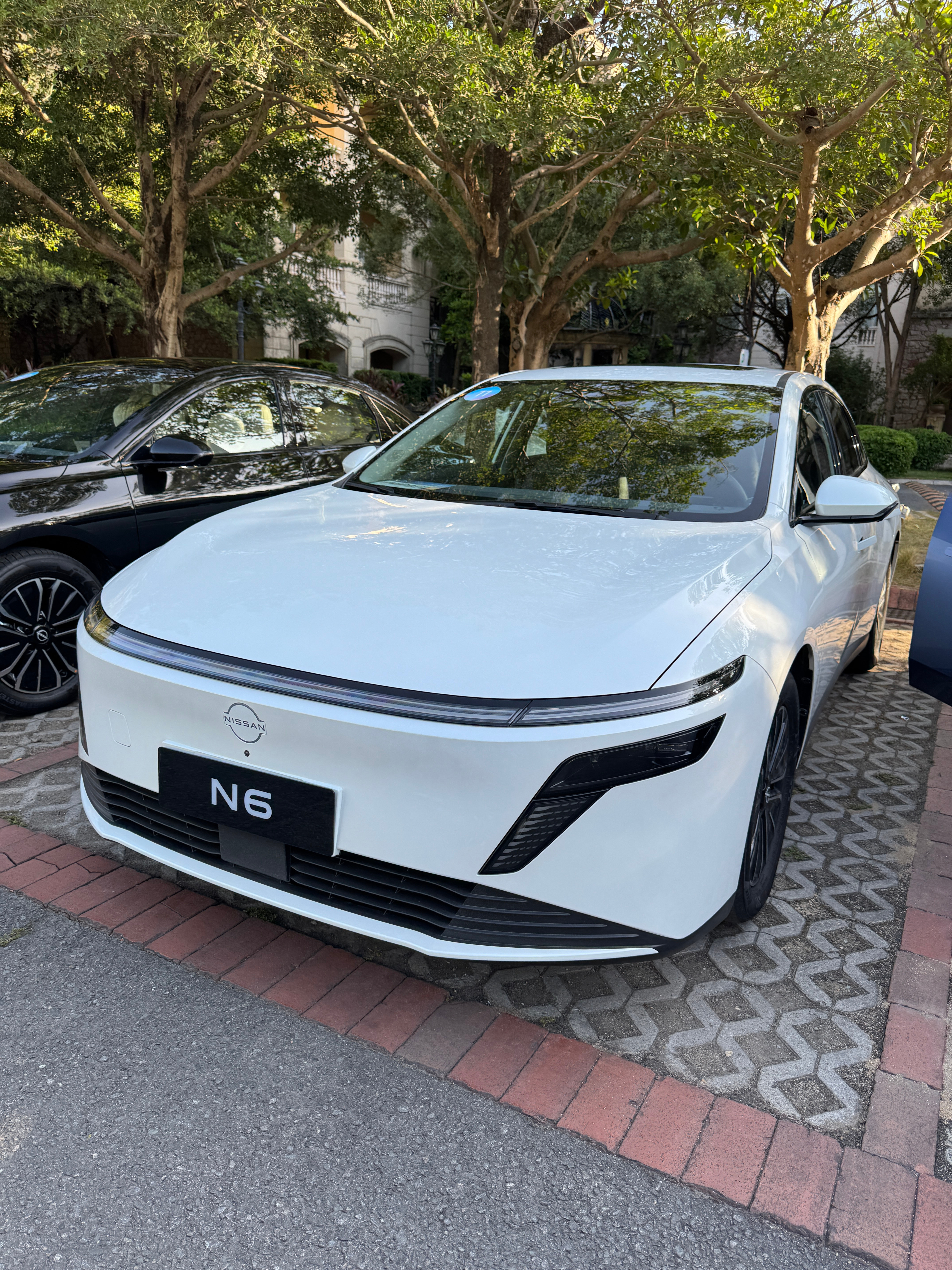 早啊，今天体验东风日产N6[doge]我还是觉得白色和紫色好看，你们觉得呢[送