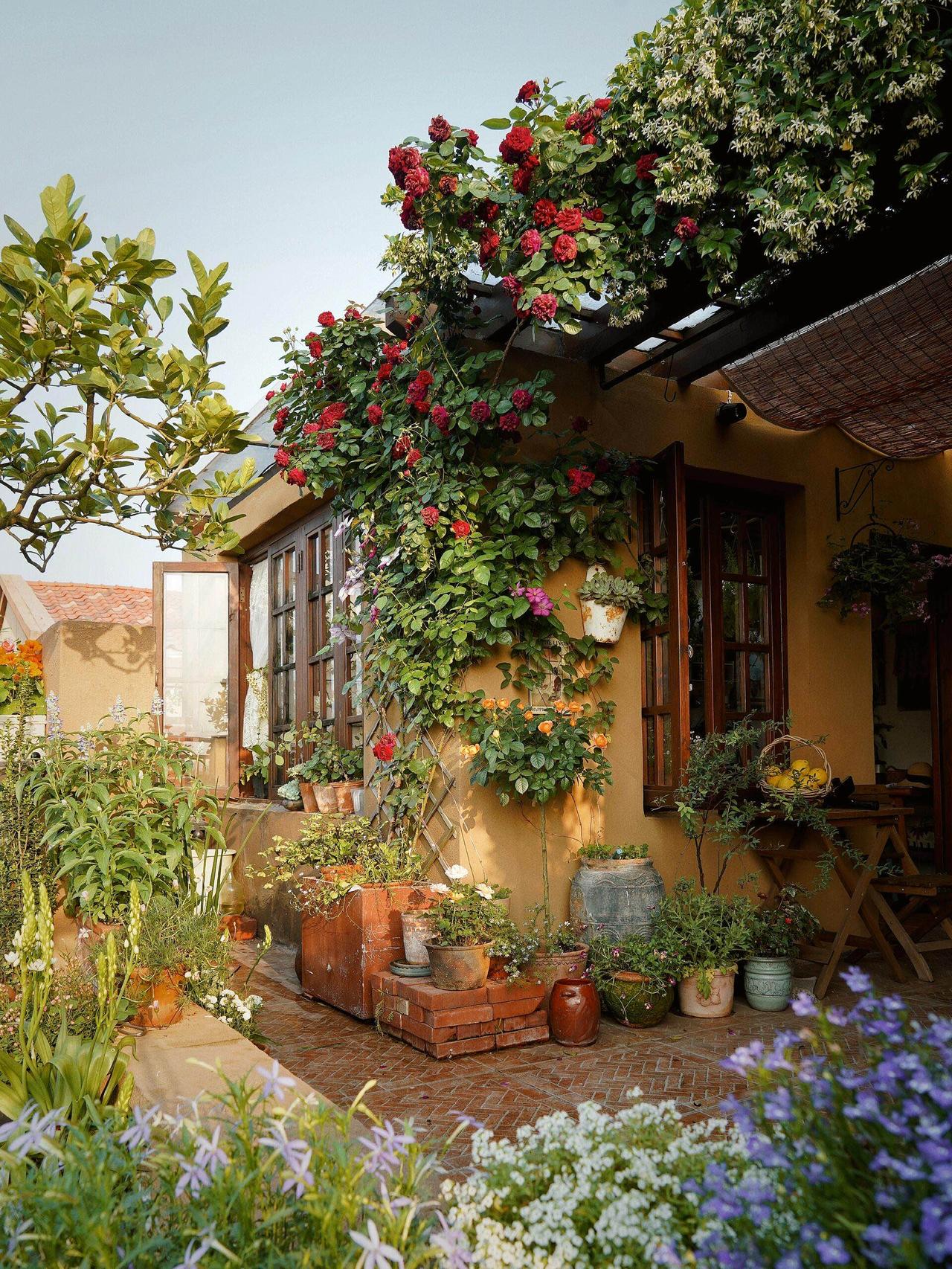 她的家多次登上《格调》与《瑞丽时尚家居》杂志，尤其是她家的花园，仅在24年的4月