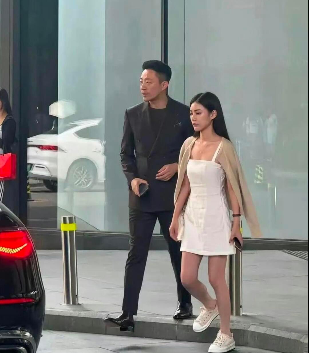 马筱梅被朋友“通风报信”说汪小菲带辣妹去打球。她一句“那个辣妹就是我”让全网笑