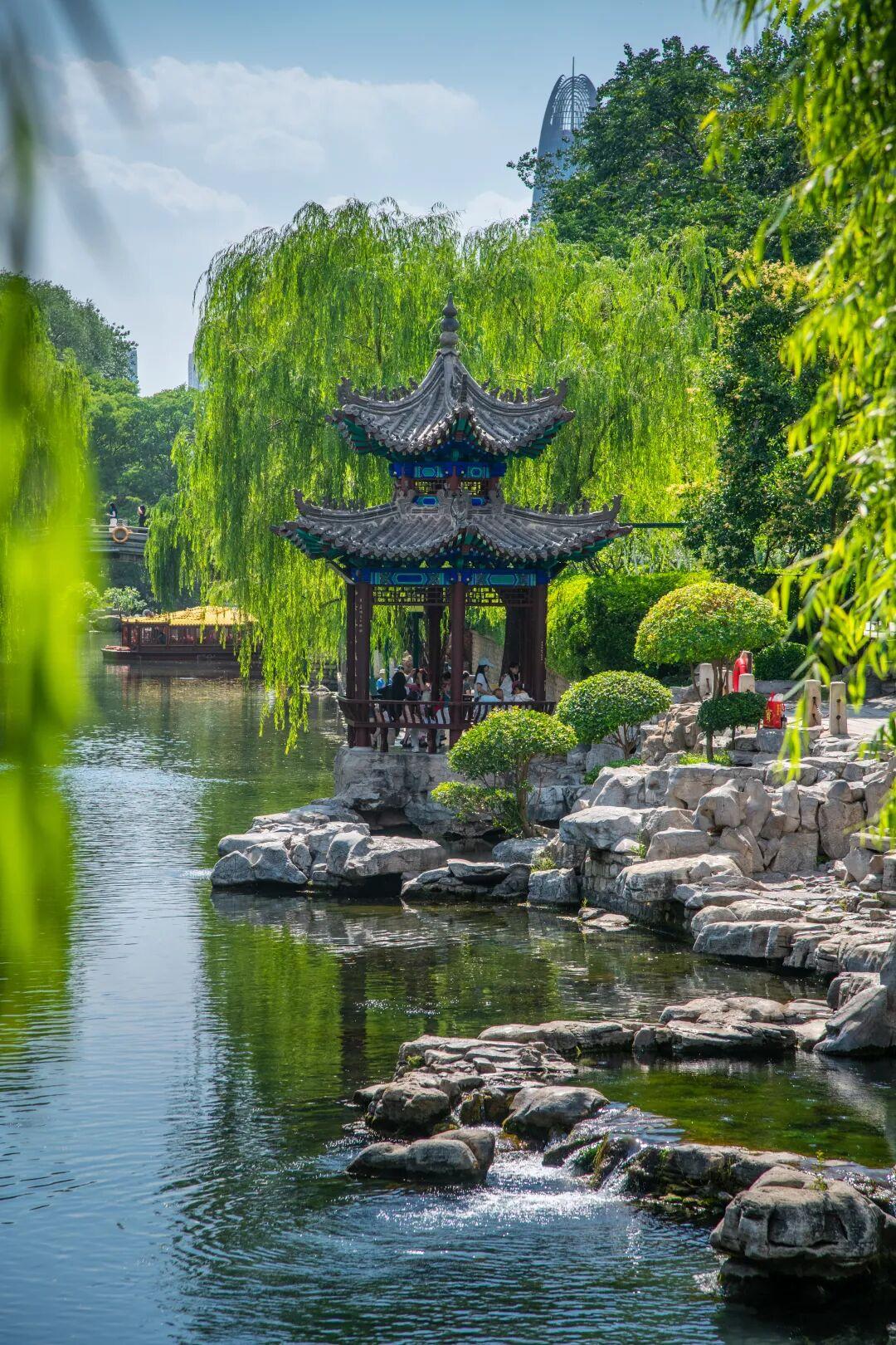 高考结束，不妨来济南转转。济南护城河是全国唯一由天然涌泉汇流而成的护城河。它以清