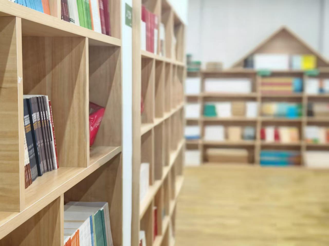 今天，有个家长反映，说他们的孩子曾在某个民办学校上学，这个学校仍在收取空调费，还