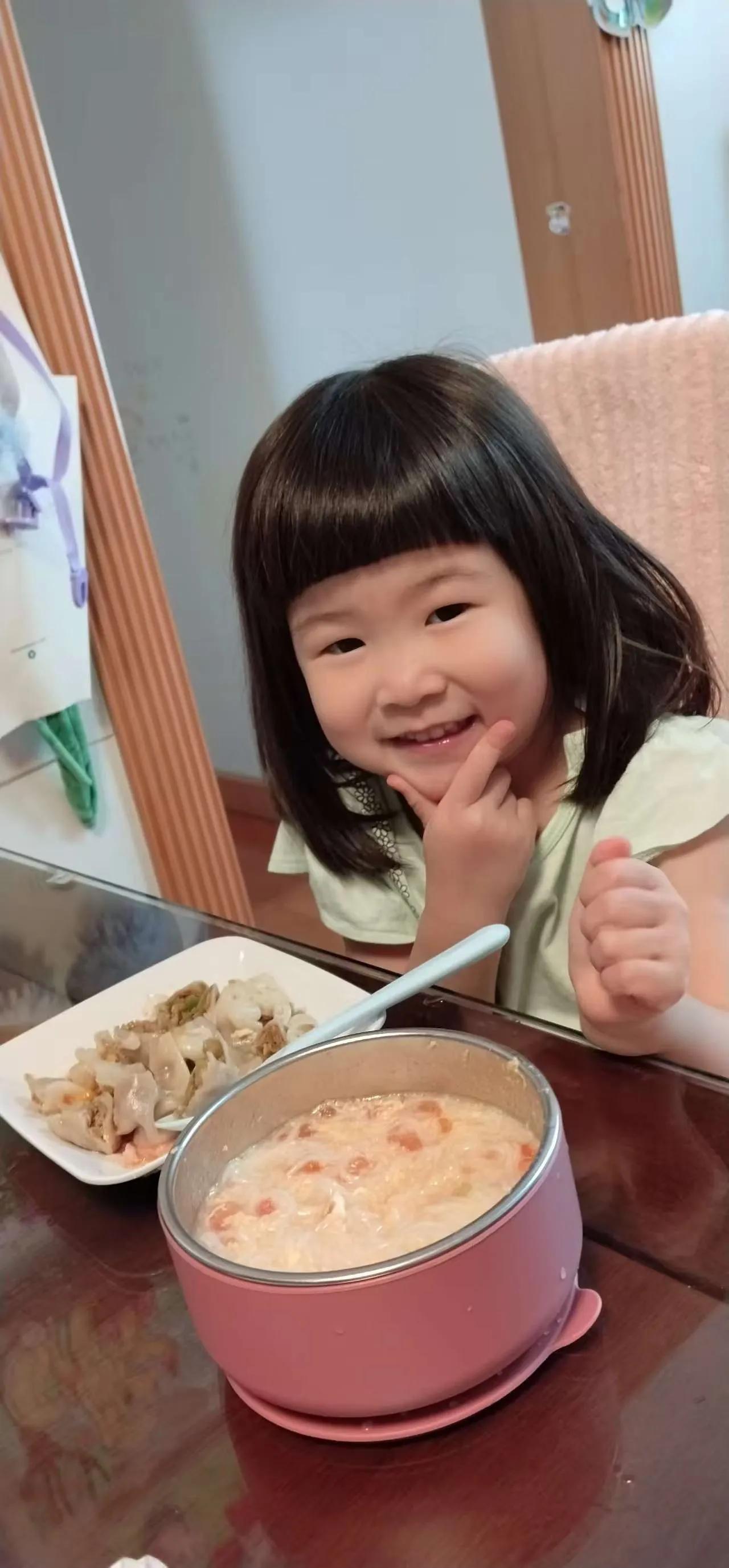 轻依下颚V手势​表情丰富惹人爱