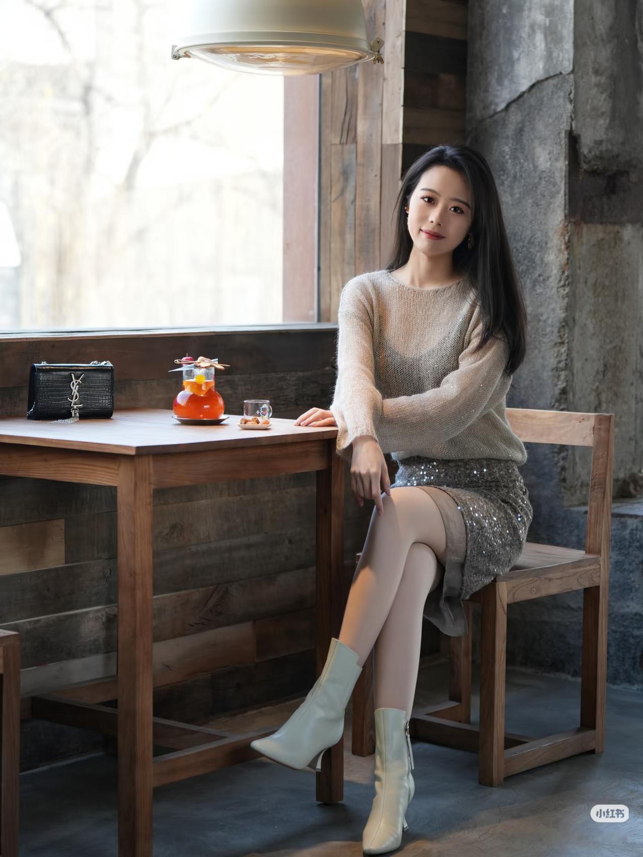 静坐窗前，茶香满怀。