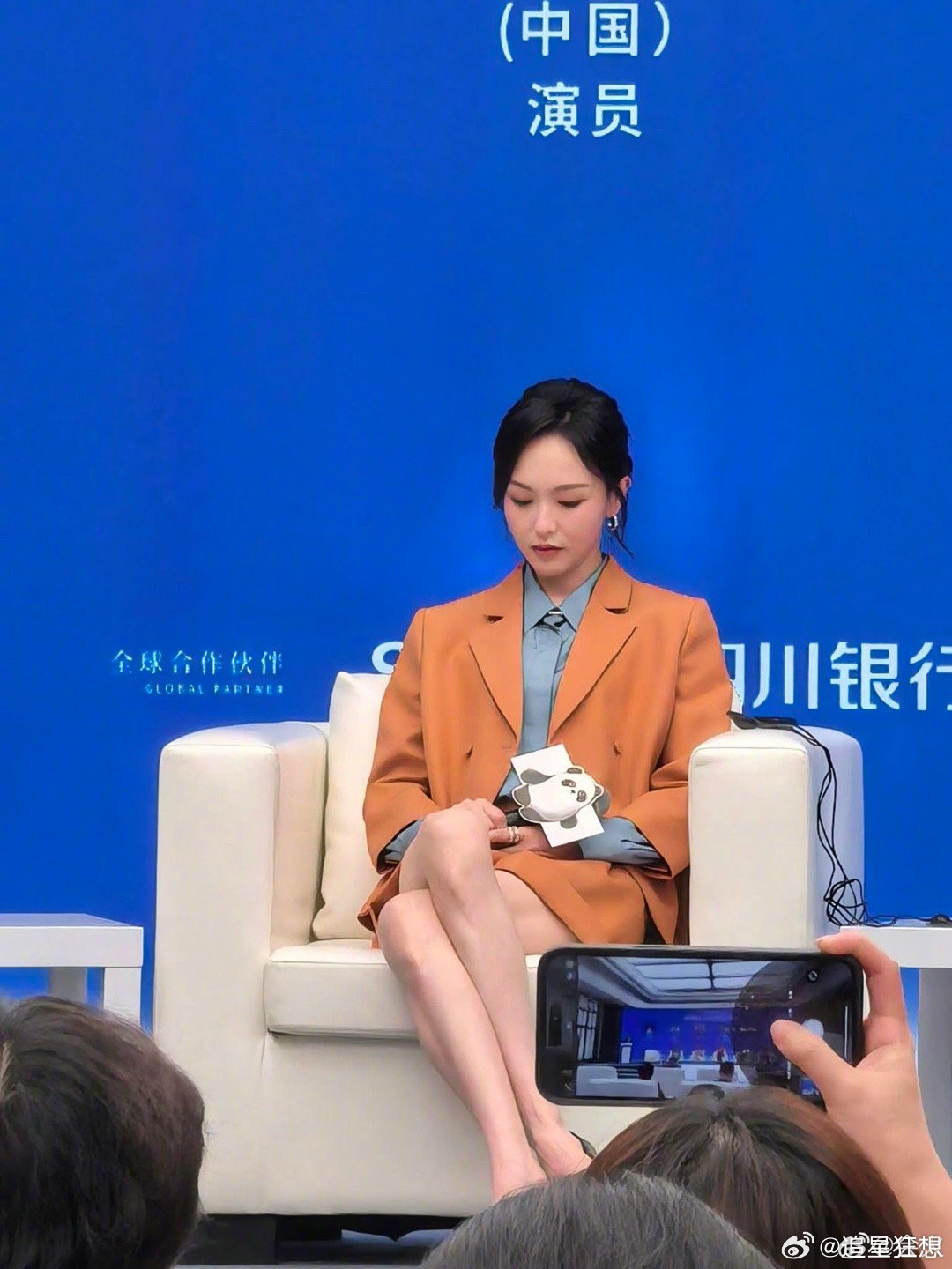 唐嫣橙色西装套装金熊猫文化论坛的活动中，一袭橙色西装套装亮相，造型干练又优雅！