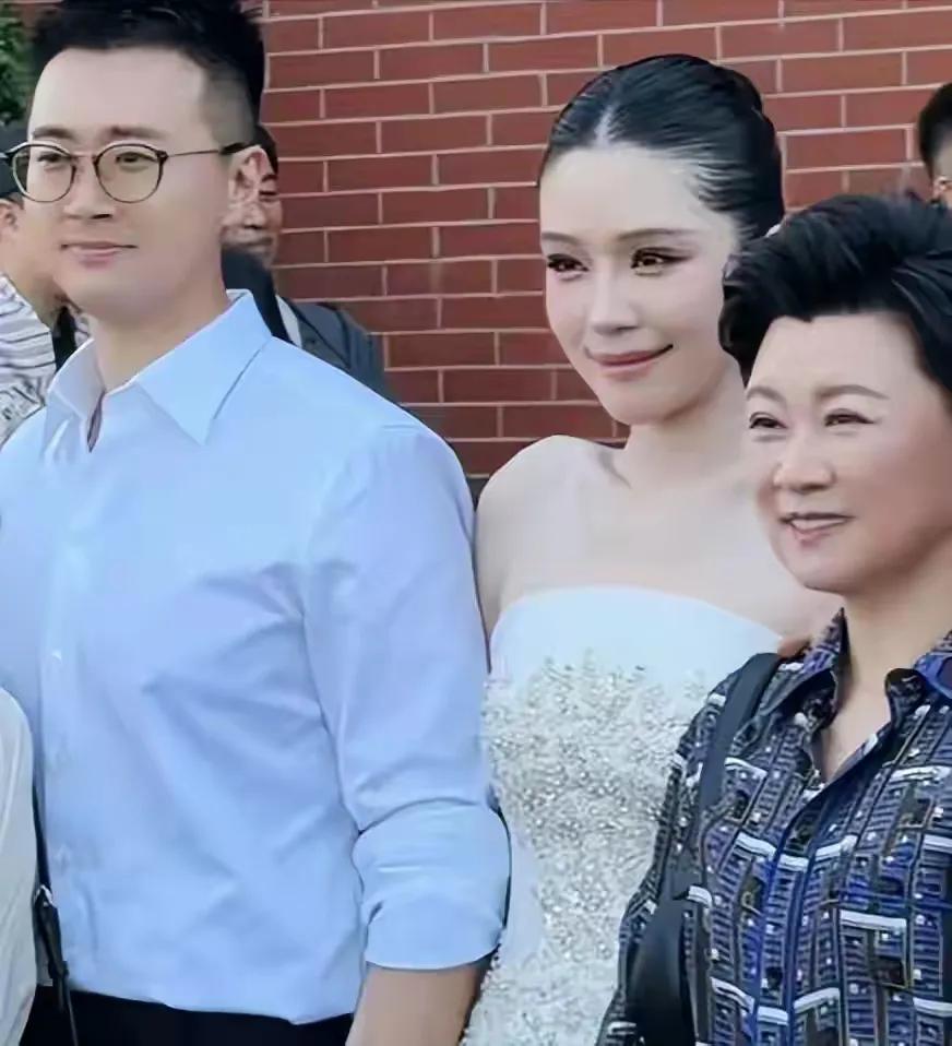 其实，赵海燕的儿子长得也不是很帅，与父亲闫光明如出一辙，眉毛倒八字，如果长得像母