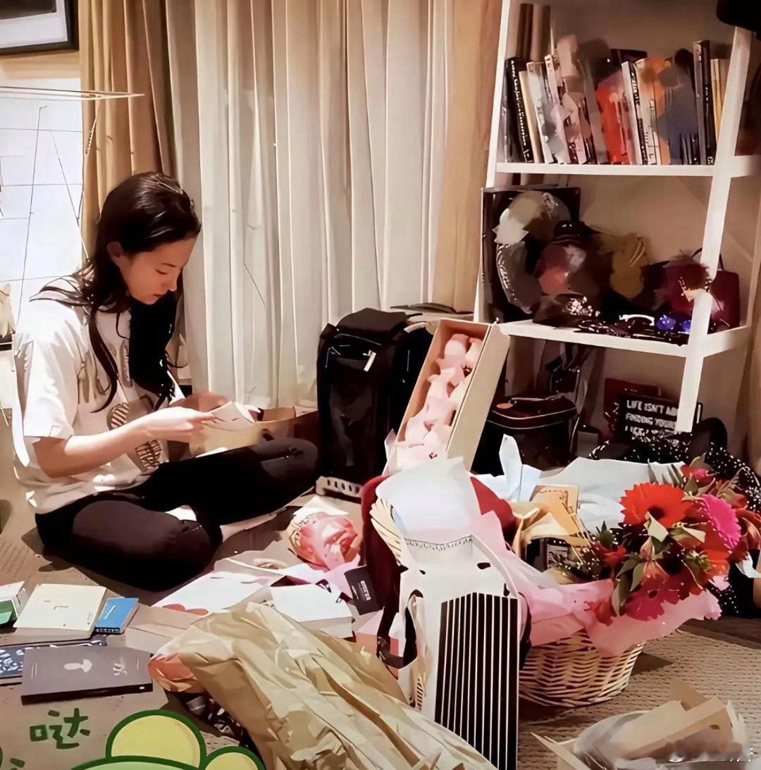 刘亦菲家乱归乱，但是没有便宜货，仙女都忙着打扮自己了，哪有时间顾家顾家的都是家庭