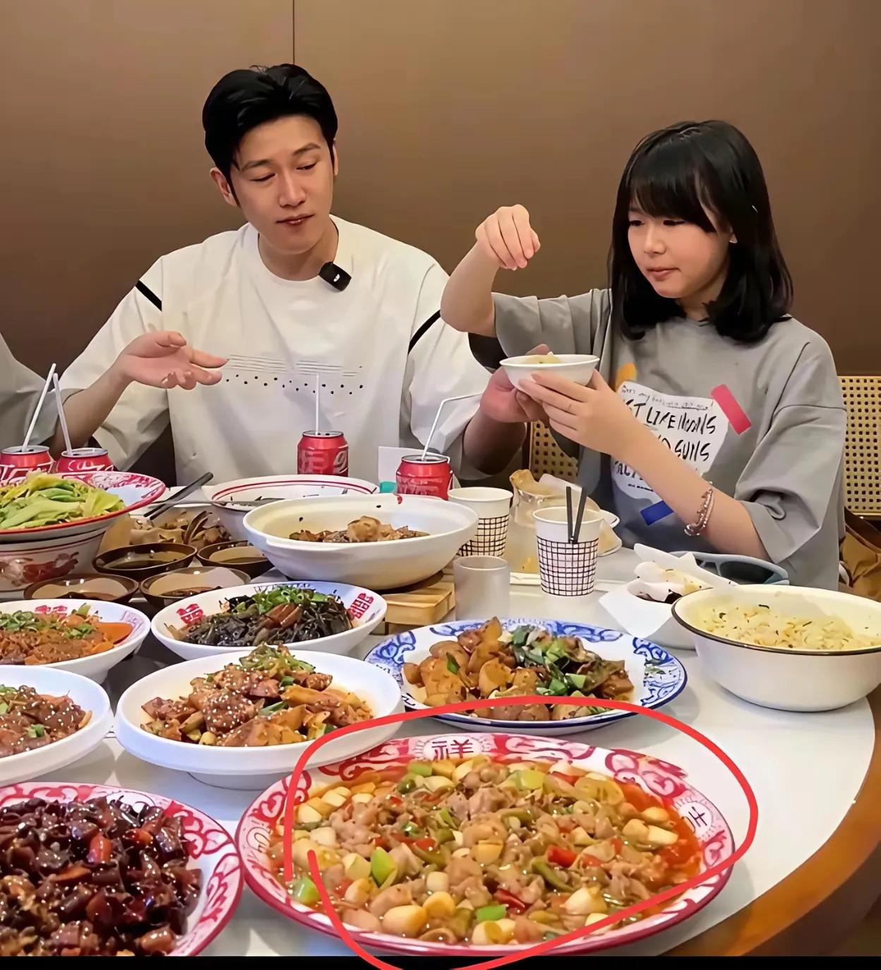 有钱人都这么吃吃一顿饭都要点九个菜以上才能吃饭，不然没有面子？陆毅鲍蕾全家四