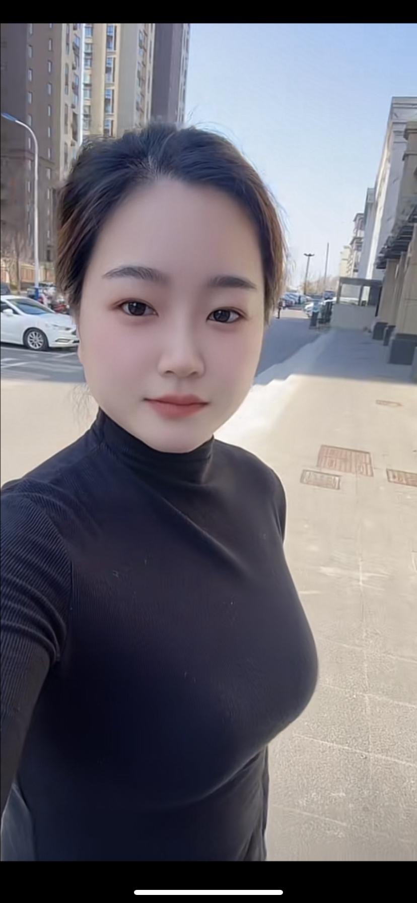 阳光明媚的一天，穿黑色高领衫的我，走在城市街道上。