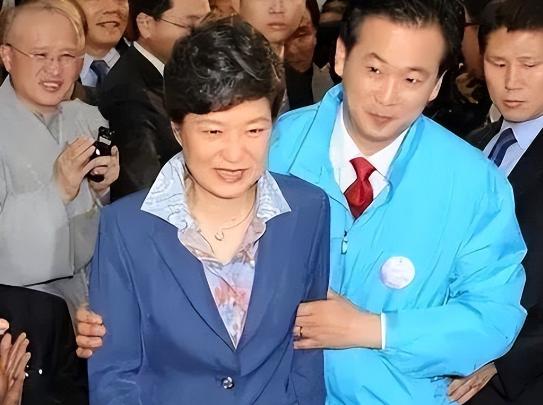 出狱后的朴槿惠生活状态曝光：入住1676平大别墅，整日与小10岁律师相伴四年