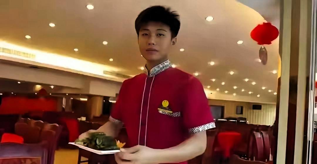 赚大发了!一男孩暑假去一家餐厅打暑假工，月工资1800元，万万没想到，男孩的妈妈