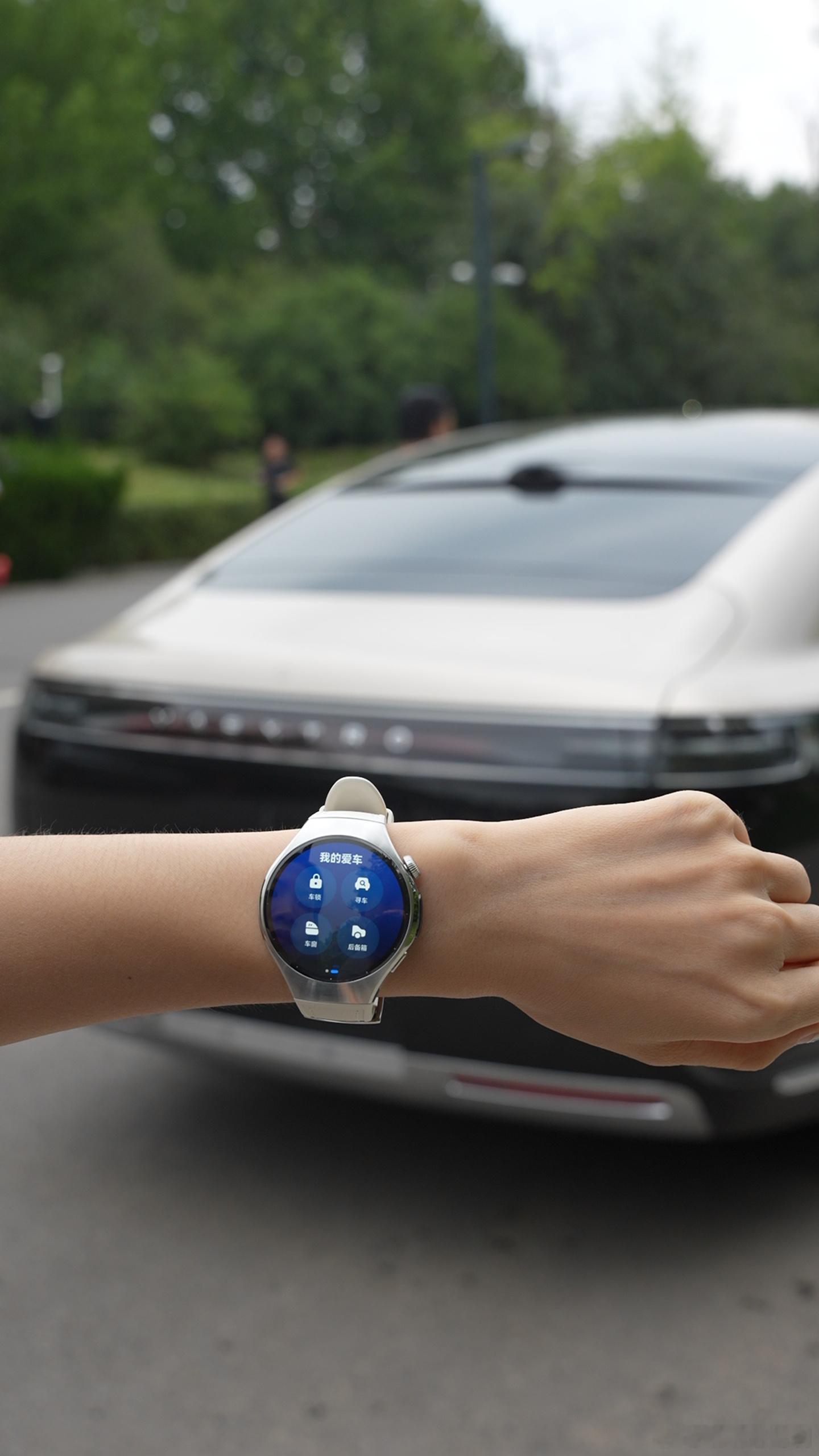 华为WATCH5这个手表当车钥匙用不要太方便，找车、开空调、开后备箱、开锁车都
