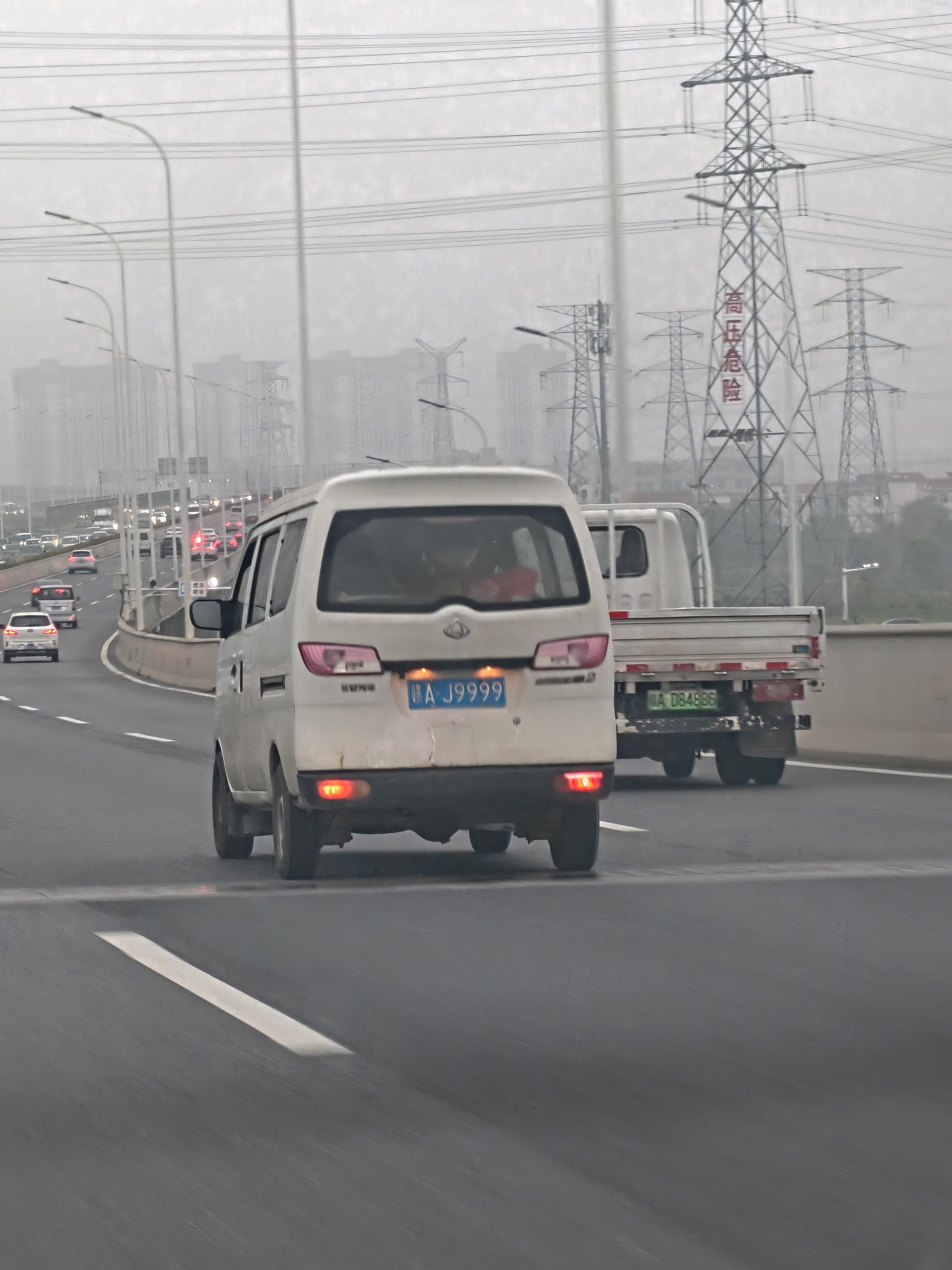 我要是能拥有一个这样的车牌就好了，看到一个这样的车牌在一辆面包车上，真的