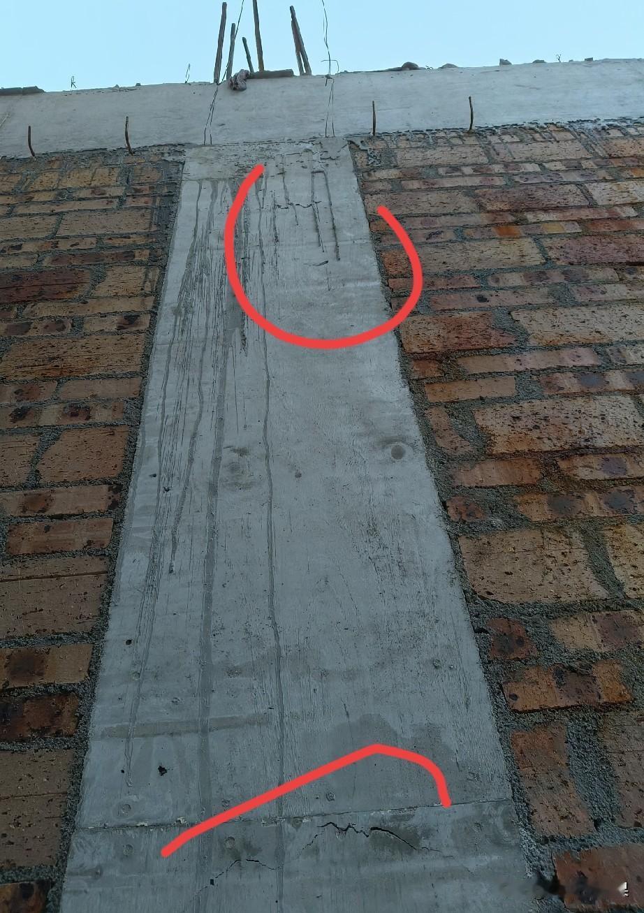 自建房浇筑的承重柱开裂了，这个会不会影响后续建好的房屋主体结构呢？照片中可以看