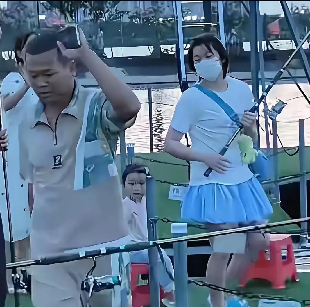 婵宝回家钓鱼的照片流出来，看形态，已经无法再回到四年前的体态，婵宝到底是长大了，