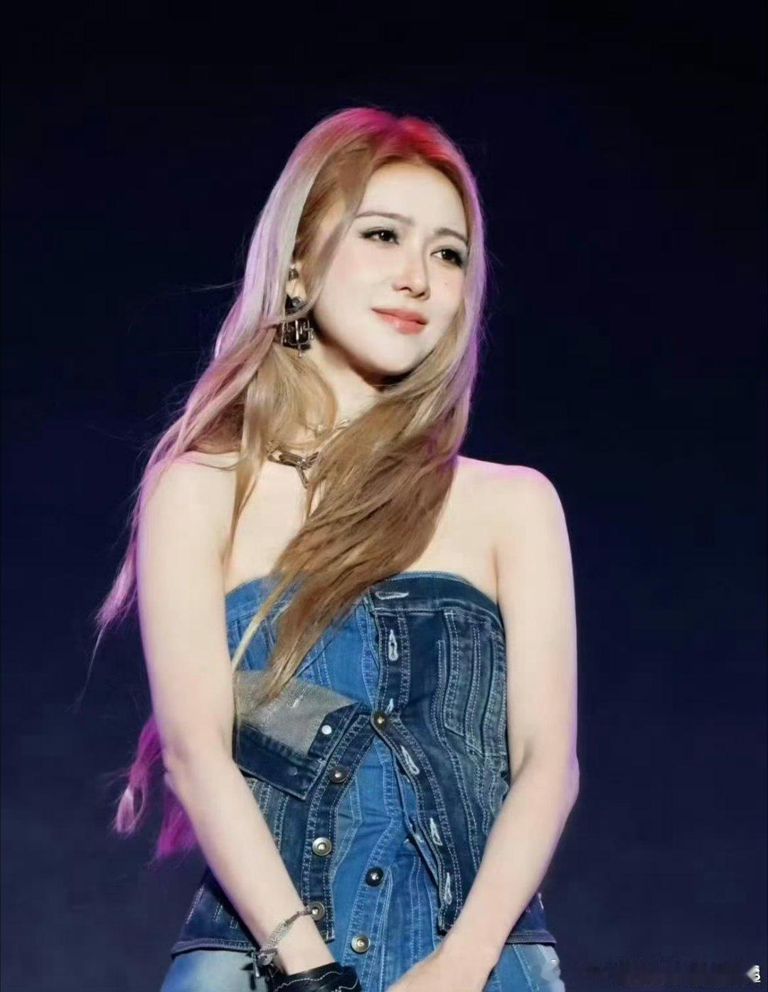 龙船上的薛凯琪简直非遗女神来的薛凯琪站在龙舟上的样子太绝了！传统龙舟与灵动气质