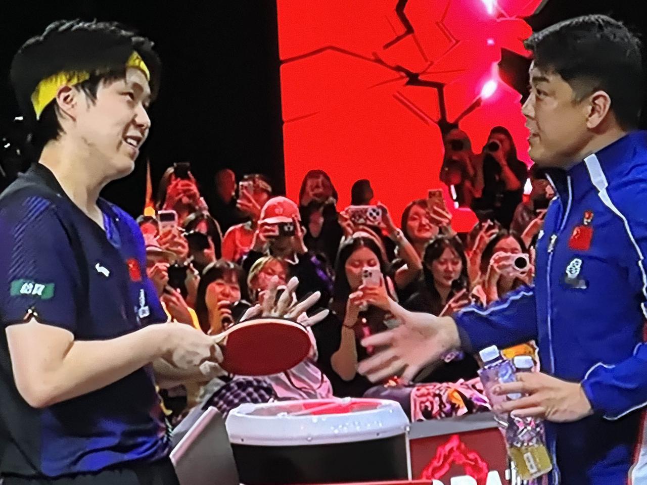 当王楚钦赢下比赛的那一刻，场外教练王皓的花白头发就不那么显眼了！昨晚看王楚钦