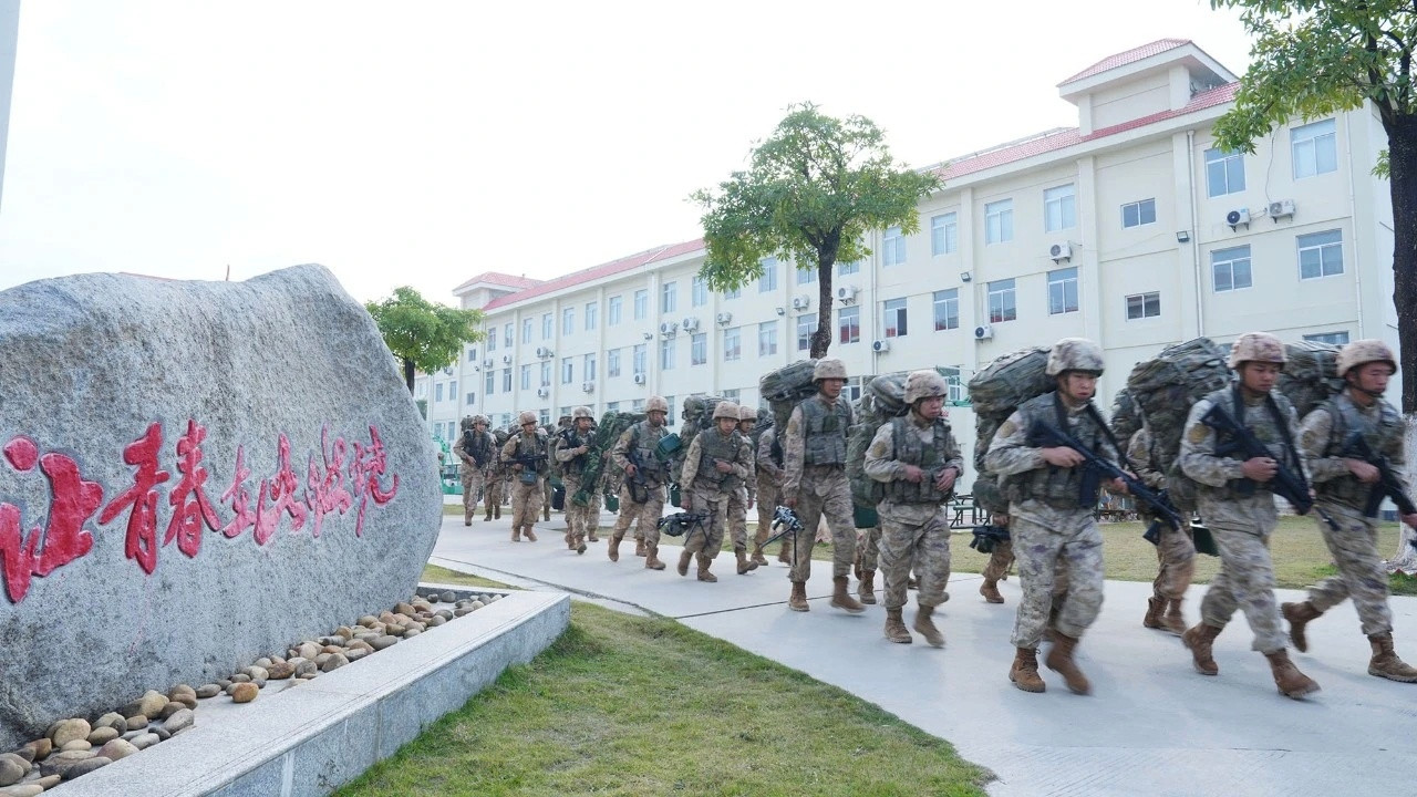 201新班机的托是不是可折叠设计？