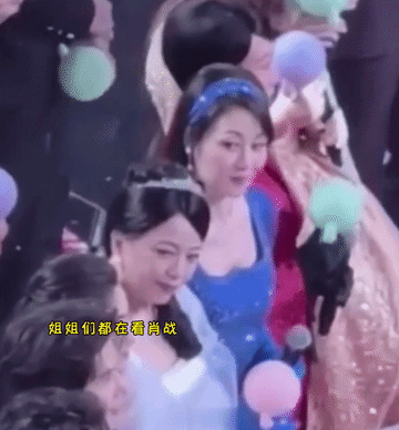 邓萃雯和万倚雯这样盯着肖战看，是让人想不到的，毕竟两个姐姐也都是见过世面的人，可