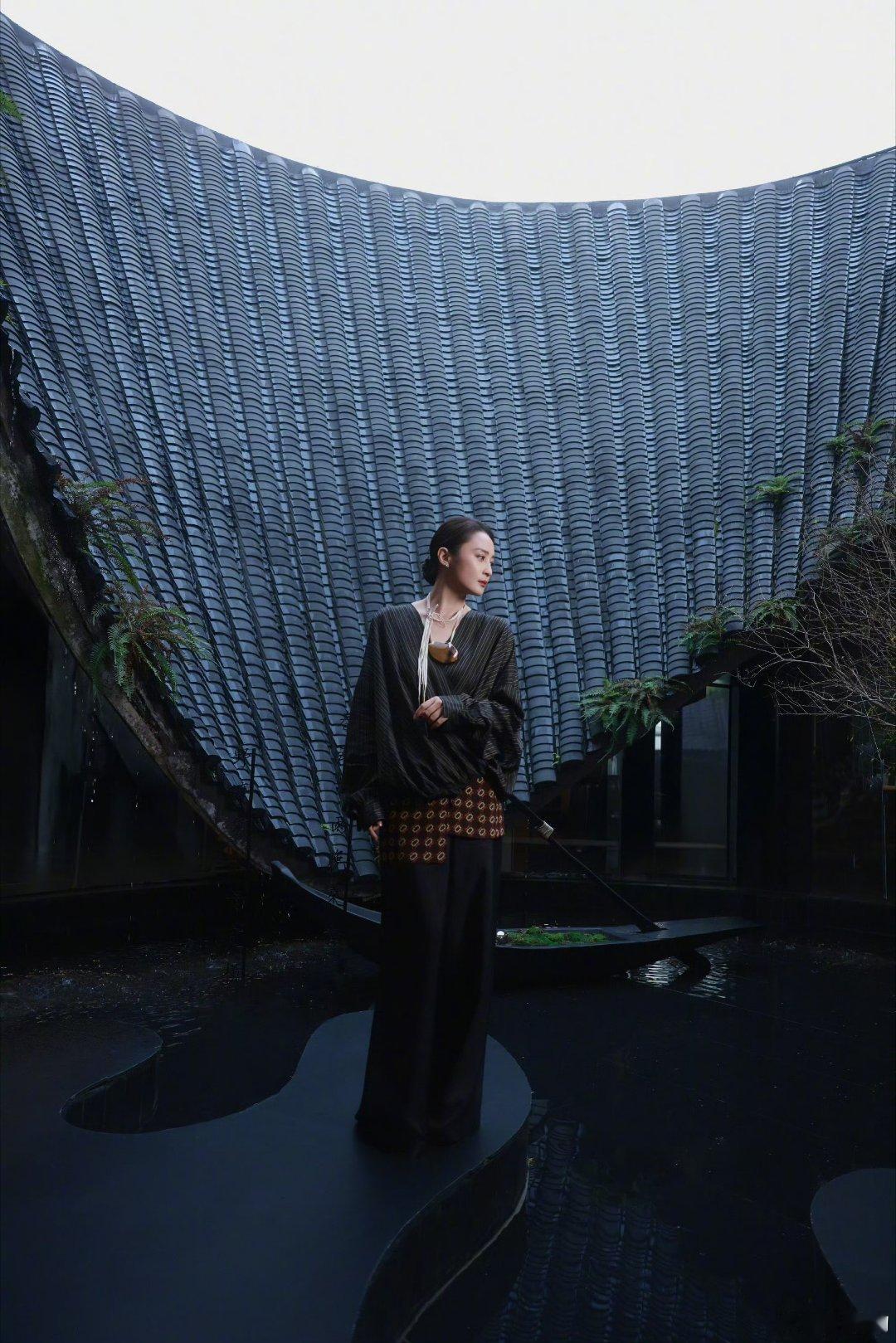 蒋勤勤新中式蒋勤勤这波领奖造型直接美到心巴上！岁月完全没带走她的白月光气质，