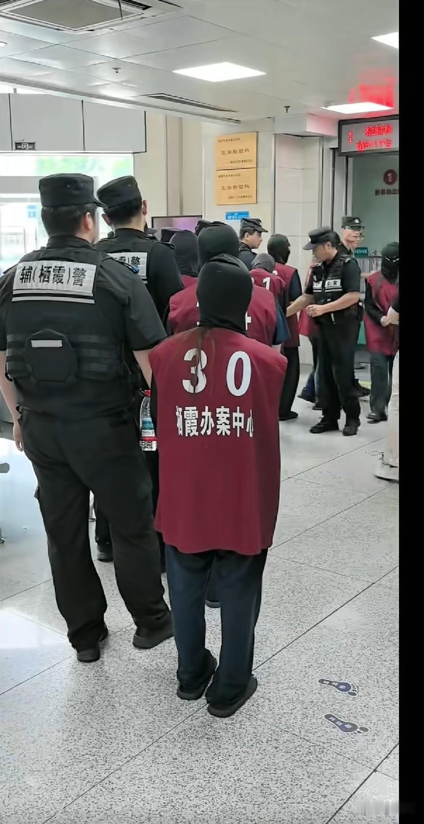我不知道中国人怎么了，年纪轻轻，就喜欢大盖帽，我爷爷经历沧海变更，经历抗战，曾经