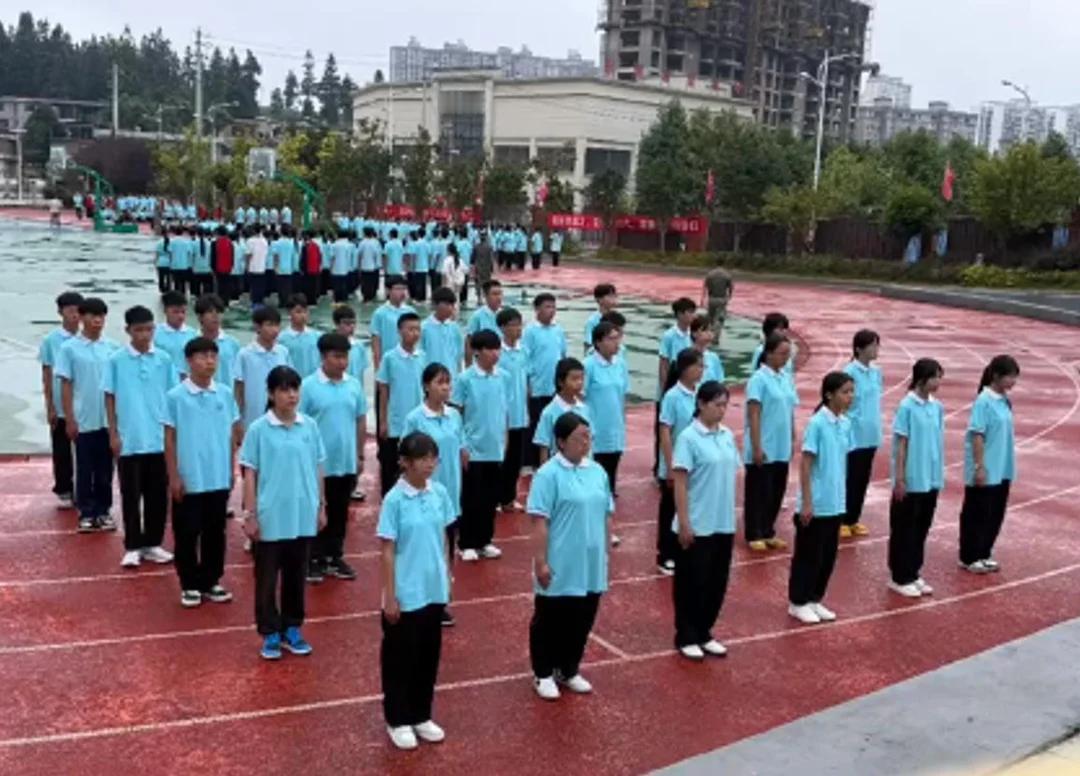 这是高中生？新生军训，孩子们站成队列，整体氛围不那么美好。孩子的体态很一致: