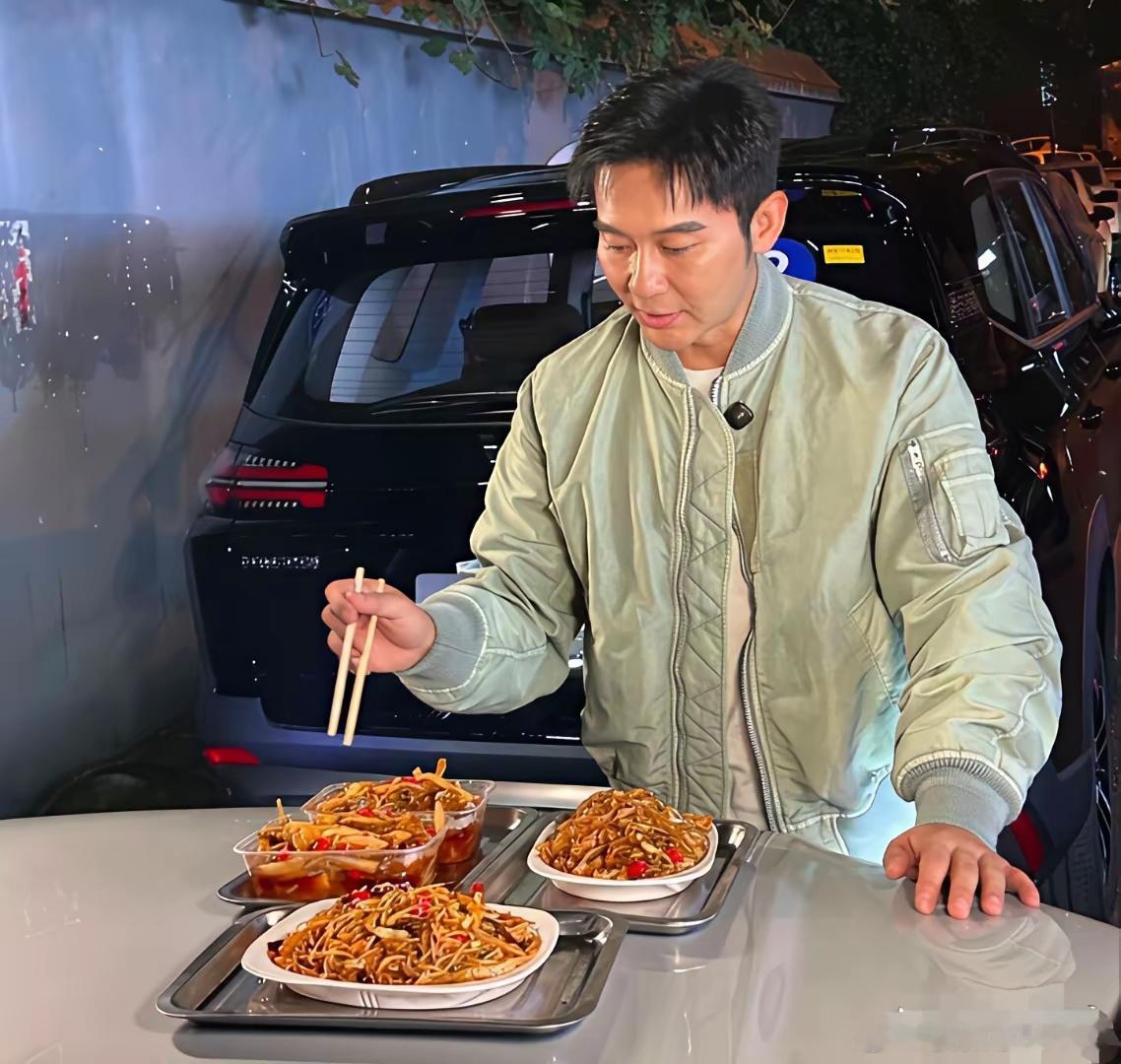 47岁李晨现身广西柳州，他站在街边吃螺狮粉，把车盖当成餐桌，一个人吃四大碗粉，胃