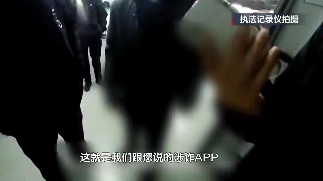 “金价不等人！”北京，一60岁大爷拿着180万直奔金店，他一边操作手机一边催促店