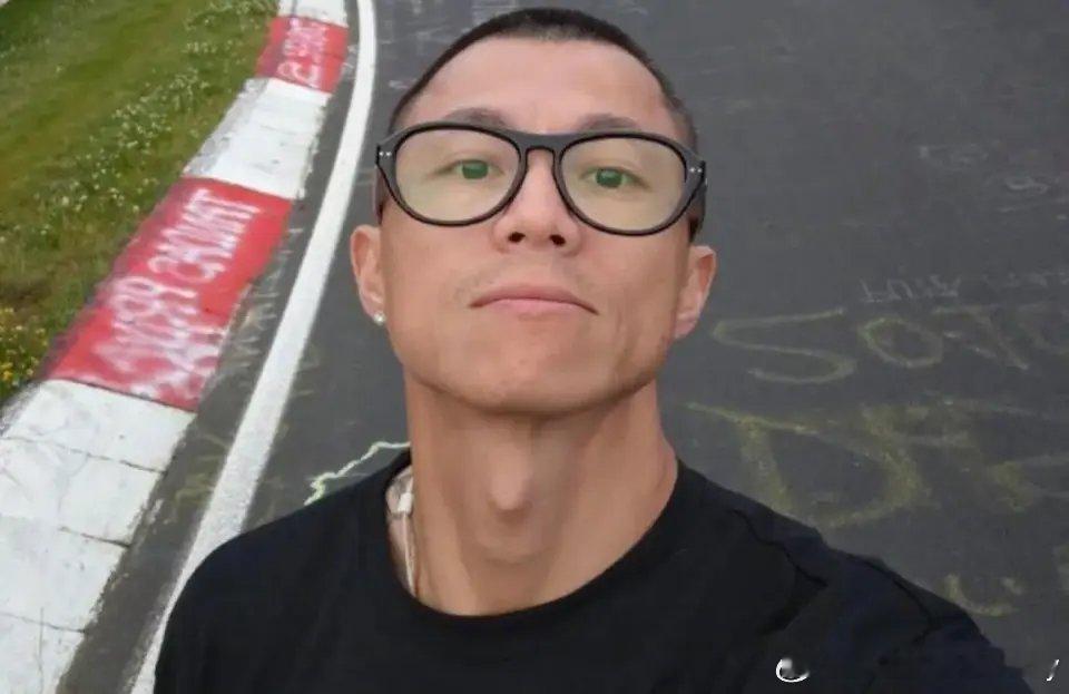 陈震多账号被禁言，怪谁？陈震的多个账号被禁言了，现在只能用小号了。他被禁言仔细想