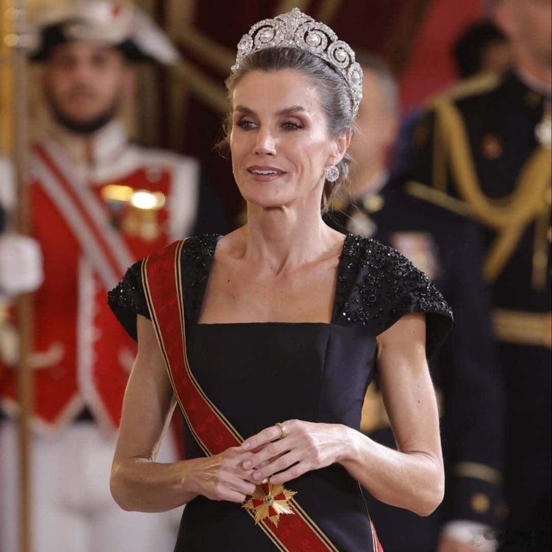 西班牙王室🇪🇸11月26日，德国总统夫妇访问西班牙晚宴，莱蒂齐亚王后第二次
