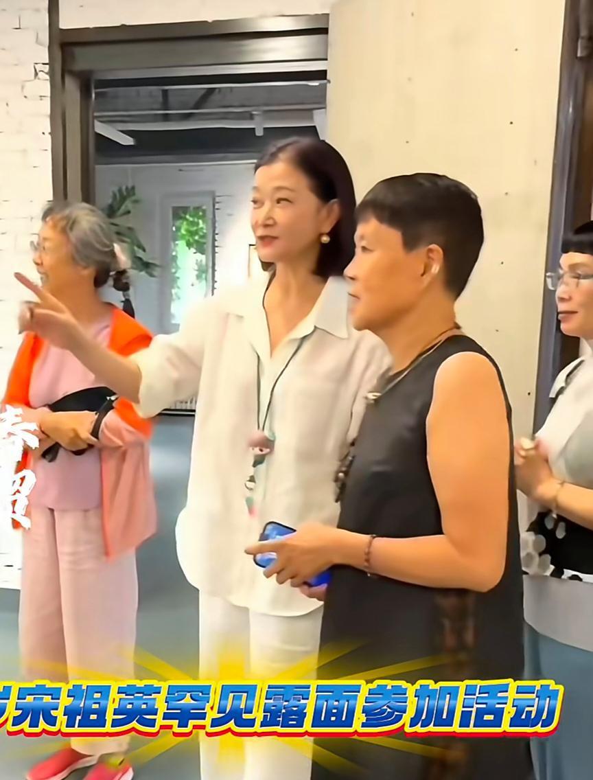 58岁宋祖英和朋友聚餐，她留了一头齐肩短发，气质出众，脸部保养得超好，简直是逆生