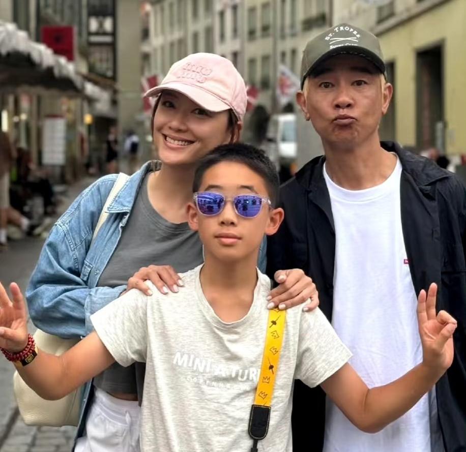 陈小春，我是越来越不理解他了他都58岁还在舞台上跳舞当舞担，到底图啥呢？