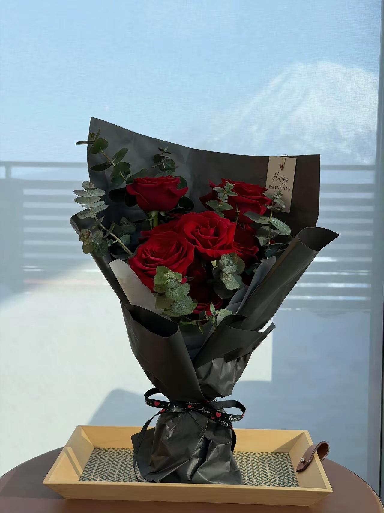 昨天，2月14日，梁朝伟、刘嘉玲在日本二世谷过情人节。这两口子是真喜欢往日本跑啊