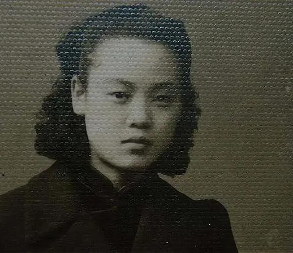 1928年，杜月笙发现妻子出轨，发狠说了一句：“让她生不如死！”此后，妻子过着没