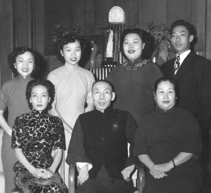 1951年，杜月笙卧床不起，就在他临终前最后一天，他让女儿去银行取一个保险柜。家