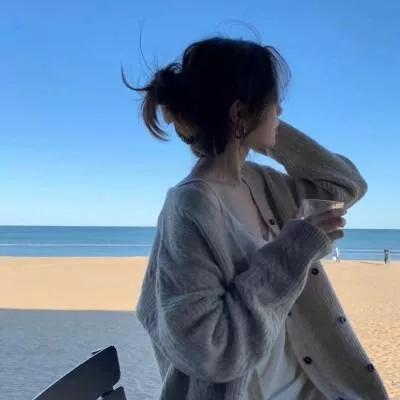 海边微风轻拂，悠闲时光，享受宁静与美好。海边温柔风晚间的海风很美海边风景随手