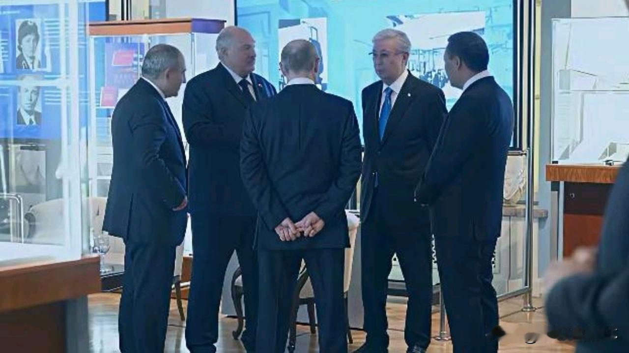 12月22日，普京背手而立，与刚从日本赶来的哈萨克斯坦、吉尔吉斯斯坦总统相谈甚欢