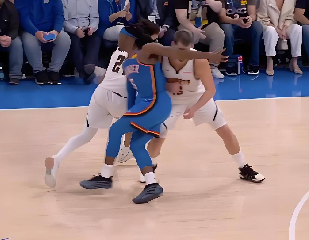 屡教不改，多特尔挥掌击中约基奇面部，被裁判判罚一级恶意犯规！在刚结束的一场焦