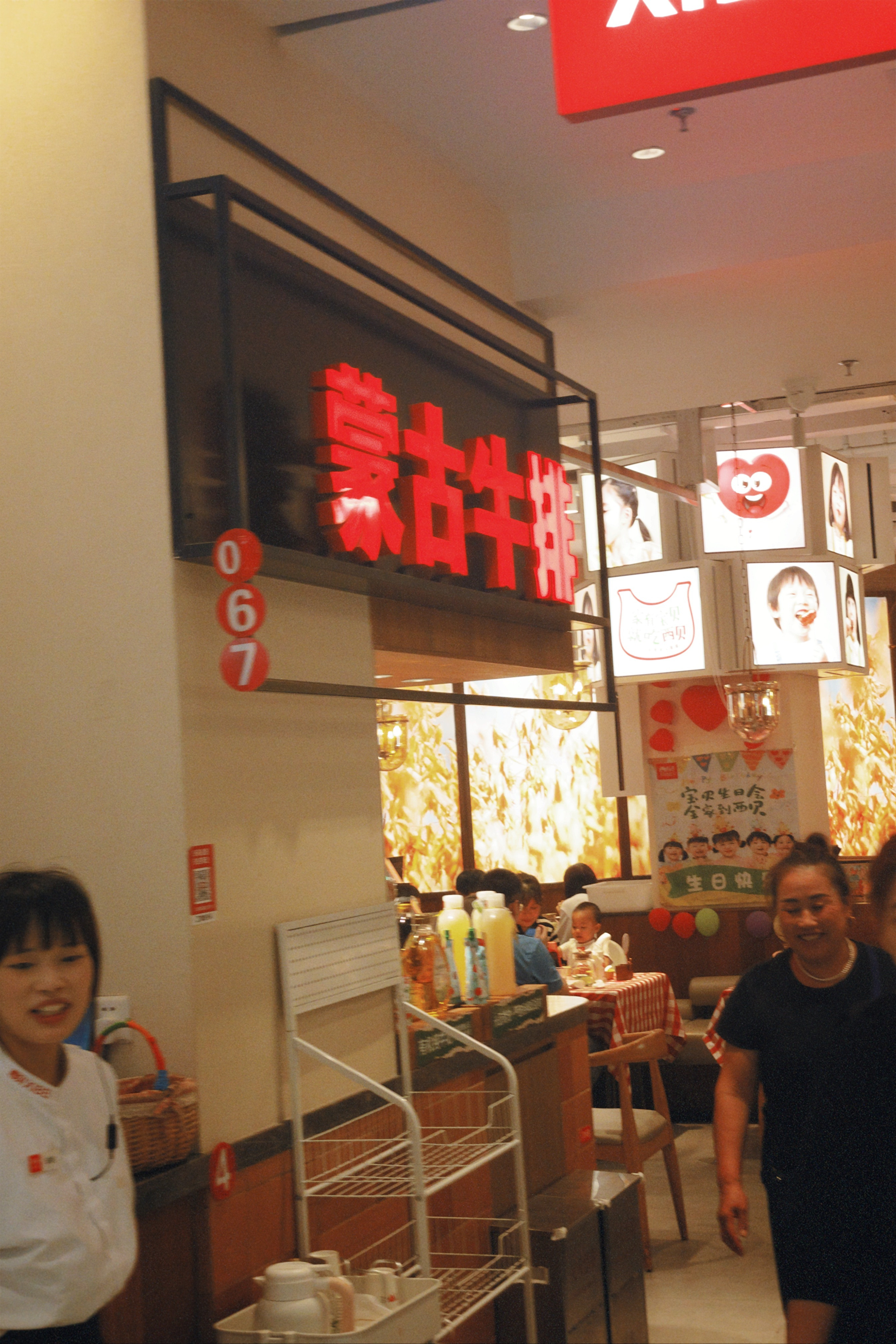 西贝餐厅营业现状东坝万达店。吃饭前路过还有人排队，现在没人排队，但店里还有很多人