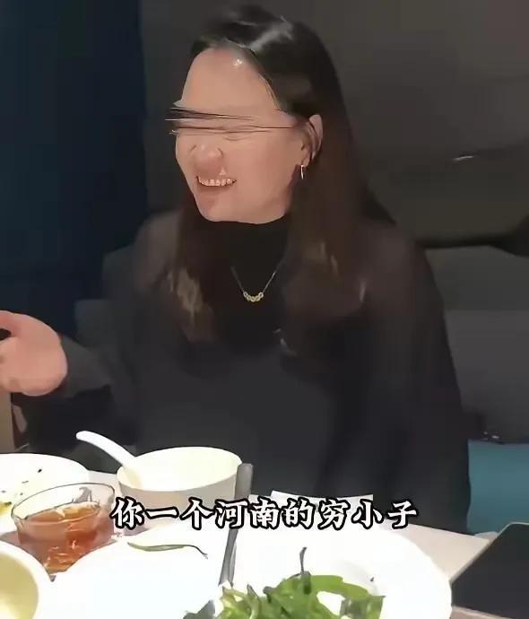 “西餐女”一夜爆红，真是让人看得既尴尬又好玩。上海有个女的参加所谓“大佬”的饭局