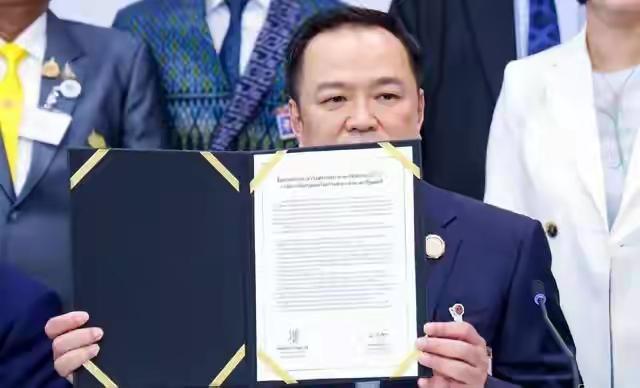 泰国新总理阿努延这时候真不给面子。他将所有的为泰党成员彻底地清除出内阁成员中，在