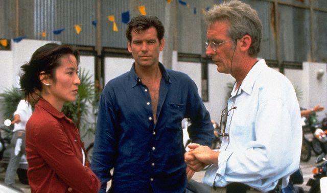 1997年，《007之明日帝国》片场，导演罗杰·斯波蒂伍德在给女主角杨紫琼说戏。