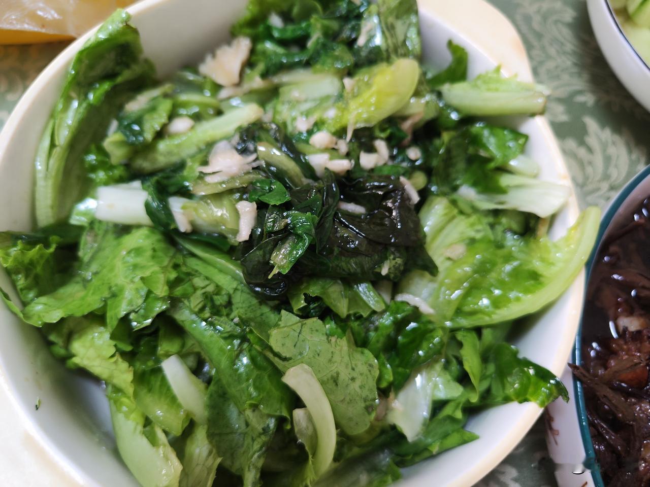 记录我的下厨日记1，从小菜园采摘的生菜，清洗干净，控干水份。取大蒜2头，剥皮捣