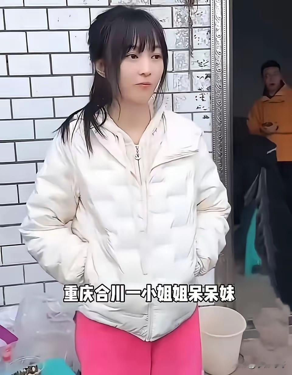 万万没想到呆呆靠的不是美甲手艺，不是刻意策划，而是一条普通的杀年猪视频。这