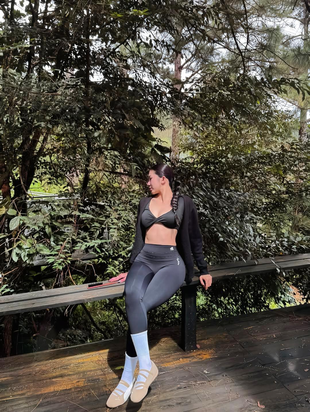 运动穿搭健身运动健身运动女孩身材挑战