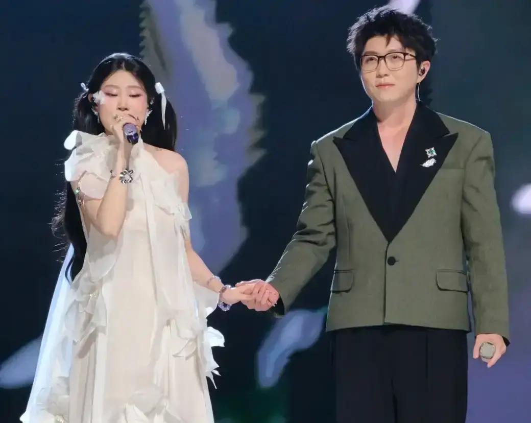 女儿跑调喊毛不易哥哥，小沈阳转头叫小叔，辈分乱成麻花！东北人管关系叫“顺杆